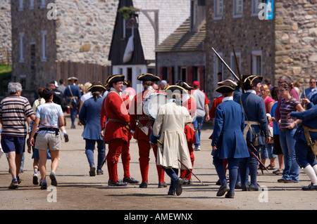 Il Quay, affollata di turisti presso la fortezza di Louisbourg, Louisbourg National Historic Site, Cape Breton, Nova Scotia, Canada. Foto Stock