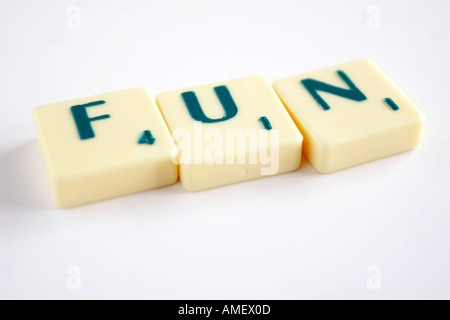 Scrabble lettere che compongono la parola divertimento Foto Stock