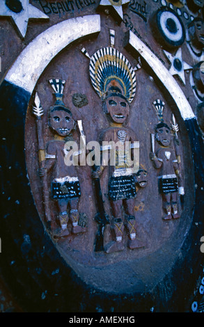 Angami warrior dipinto sulla gate in Kigwema villaggio nei pressi di Kohima, Nagaland, India. Foto Stock