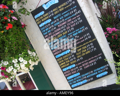 Colorato menu pub ristorante esterno Foto Stock