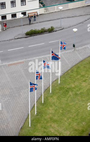Una fila di bandiere islandese come visto dalla torre di Hallgrímskirkja, Reykjavik, Islanda Foto Stock
