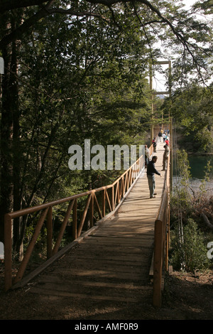 Sospensione ponte sul fiume Arrayanes nel Parque Nacional Los Alerces (Larice Parco Nazionale), Chubut, Patagonia, Argentina. Foto Stock