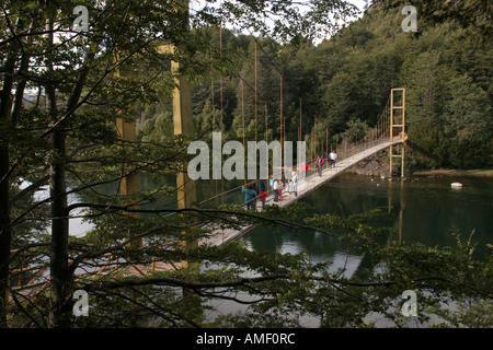 Sospensione ponte sul fiume Arrayanes nel Parque Nacional Los Alerces (Larice Parco Nazionale), Chubut, Patagonia, Argentina. Foto Stock