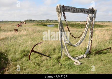 Un cartello che recita "aakrikuplats' e e ancoraggio sulla riva vicino al faro di Sõrve, penisola di Sõrve, Saaremaa, Estonia Foto Stock