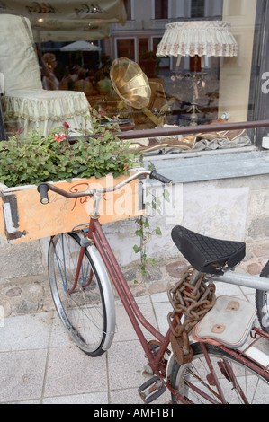 Una vecchia bicicletta impostato come una fioriera davanti alla vetrina di un negozio, piazza principale, Tartu, Estonia Foto Stock