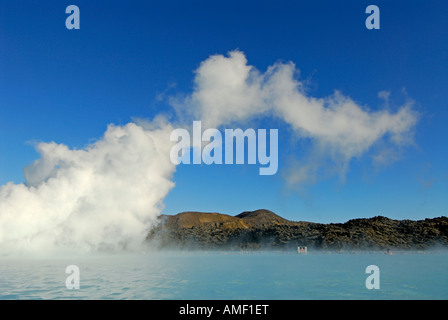 Fumi bianchi sopra la laguna blu Islanda Foto Stock