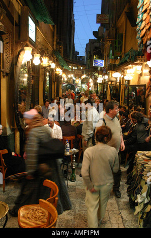 Strada di fronte Fishawy's del Cairo in Egitto Foto Stock