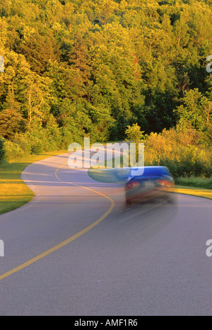 Auto sulla strada, Gatineau Parkway, Gatineau Park, Quebec. Canada Foto Stock