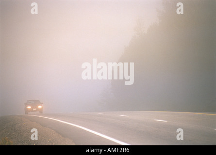 Nessun rilascio Proeperty auto sulla strada in caso di nebbia Foto Stock