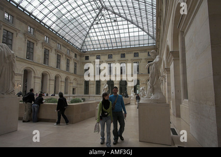 Coppia giovane nella galleria di scultura classica al museo del Louvre parigi francia Foto Stock