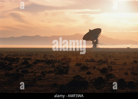 Radio in Telescopt brumoso paesaggio Nuovo Messico, STATI UNITI D'AMERICA Foto Stock