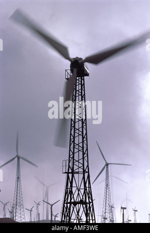 Le turbine eoliche e le nuvole in California, Stati Uniti d'America Foto Stock