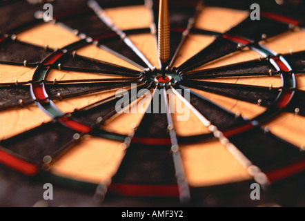 Close-Up del Dart in Bull-occhio Dartboard Foto Stock