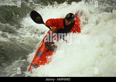 Vista aerea dell'uomo kayak, Ococee River, North Carolina, STATI UNITI D'AMERICA Foto Stock