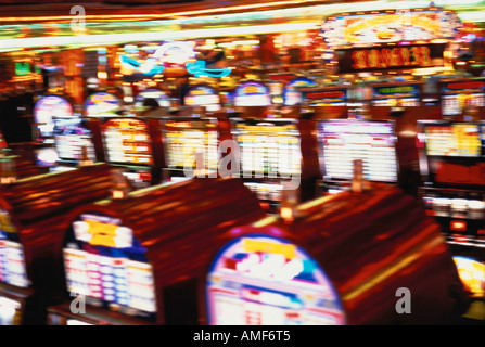 Vista offuscata delle macchine di scanalatura in nave da crociera Casino Foto Stock