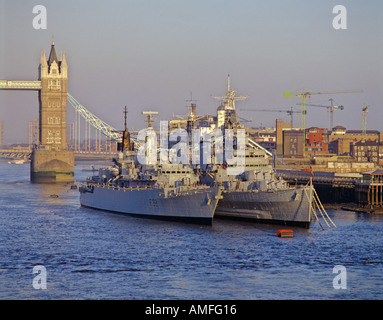 Il Tower Bridge e HMS Belfast con HMS Boxer sul Tamigi Londra Inghilterra Foto Stock