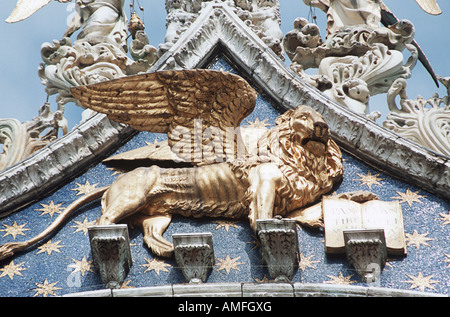 Golden Lion statua, Basilica di San Marco e Basilica di San Marco, Piazza San Marco, Piazza San Marco, Venezia, Italia Foto Stock