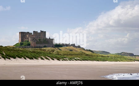 Paesaggio colpo di Bamburgh castle come presi dalla spiaggia con sabbia del mare e del cielo Foto Stock