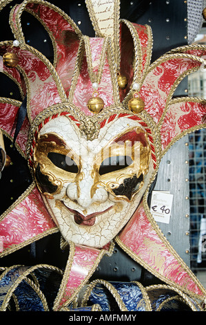 Verniciato colorato jester maschera facciale per la vendita al di fuori del negozio, Venezia, Italia Foto Stock