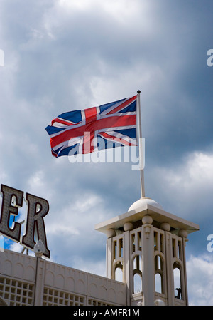 Grande britannica Union Jack flag battenti al Molo di Brighton Inghilterra REGNO UNITO Foto Stock