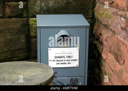 Scomparto di smaltimento per l'uso di siringhe e aghi in un parco pubblico in Chester Foto Stock