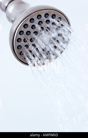 La spruzzatura di acqua al di fuori della testa di doccia Foto Stock