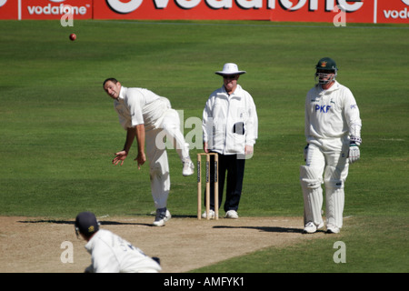 Left-Arm Spinner Decano Cosker Bowling per Glamorgan County Cricket Club, Sophia Gardens, Cardiff Wales, Regno Unito Foto Stock