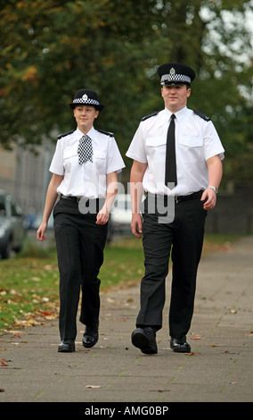 Un giovane maschio e femmina funzionario in prova ufficiale di polizia per Grampian polizia basato a Aberdeen, Scozia, Regno Unito Foto Stock