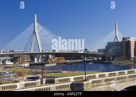 Vista del Leonard P. Zakim Bunker Hill bridge da Cambridge, MA Foto Stock