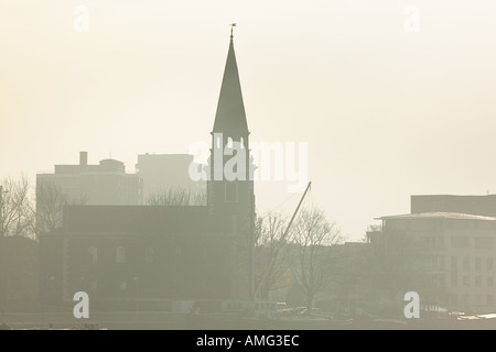 Early Morning mist sul fiume Tamigi a Chelsea, Londra Foto Stock