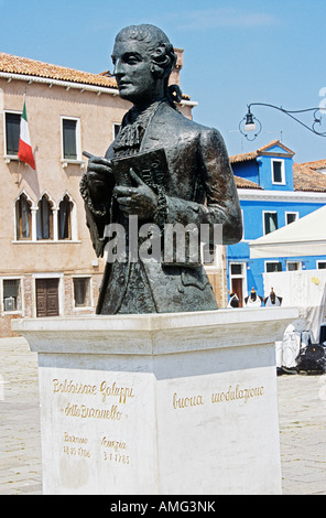 Statua di Baldassare Galuppi nella piazza del paese, sull'isola di Burano Venezia Italia Foto Stock