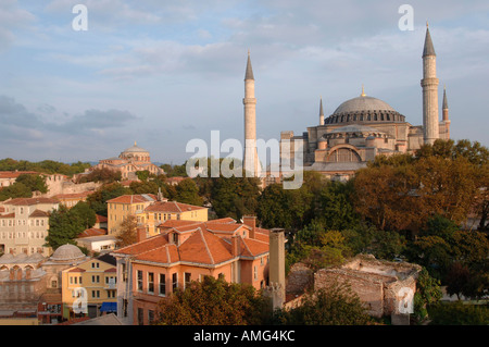 Türkei, Istanbul, Altstadthäuser vor der Hagia Sophia, links die Kuppel der Irenenkirche Foto Stock