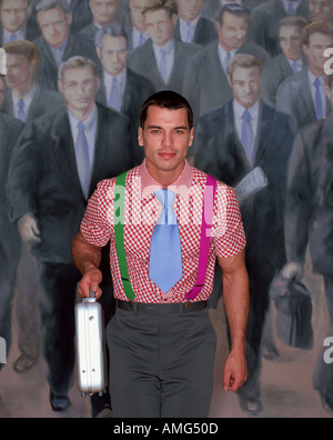 Ritratto di un giovane uomo nella business vestiti contro una folla sfondo Foto Stock