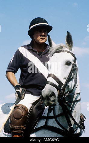 Giocatore di polo in sella al suo polo pony, Windsor Great Park, Windsor, Berkshire, Inghilterra Foto Stock