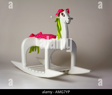 In legno cavallo a dondolo su sfondo bianco Foto Stock