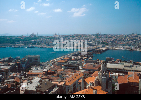 Türkei, Istanbul, Blick vom Galata-Turm über das Goldene Horn mit alter Galata-Brücke auf den Stadtteil Sirkeci und Sultan Ahme Foto Stock