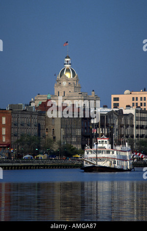 La signora di Savannah sternwheeler riverboat skyline della città city hall e il Fiume Savannah a sunrise Savannah in Georgia negli Stati Uniti Foto Stock