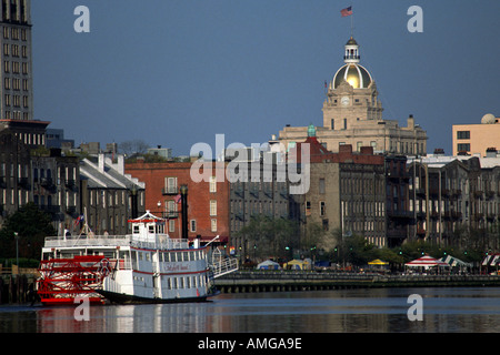 La signora di Savannah sternwheeler riverboat skyline della città city hall e il Fiume Savannah a sunrise Savannah in Georgia negli Stati Uniti Foto Stock