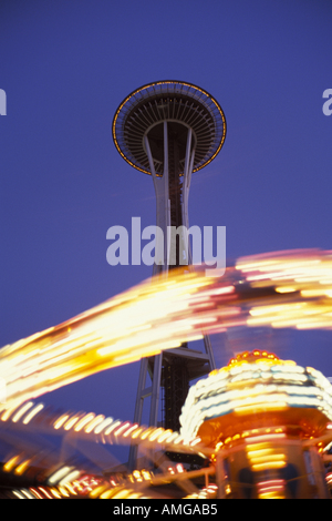 Carnival Ride le luci rendono anello sfocata intorno alla base di Seattle Space Needle Landmark Centro di Seattle Seattle Washington STATI UNITI D'AMERICA Foto Stock
