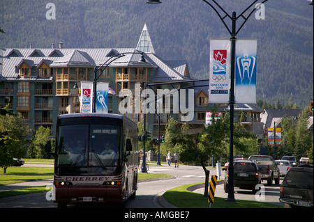 Tour bus arriva al villaggio di Whistler Whistler della Columbia britannica in Canada Foto Stock