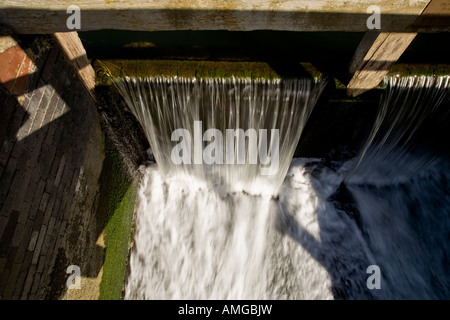 Saracinesca per la regolazione dei livelli di acqua a Peschici gora, Hampshire. Foto Stock