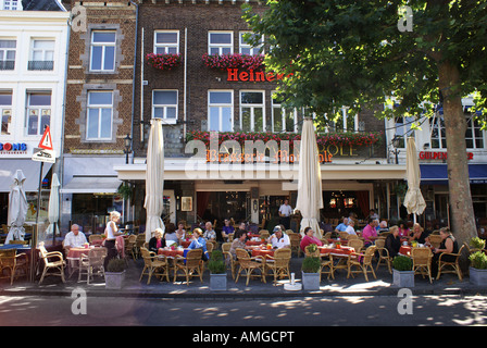 I turisti con un drink al bar e pub Maastricht Vrijthof Foto Stock