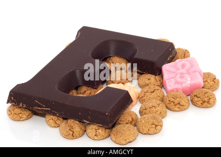 I dolci olandesi per la celebrazione di Sinterklaas Saint Nicolas Pepernoot cookies cioccolato lettera E rosa zucchero candito Foto Stock