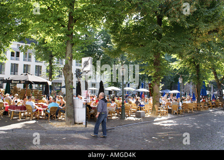 I turisti con un drink al bar e pub Maastricht Vrijthof Foto Stock