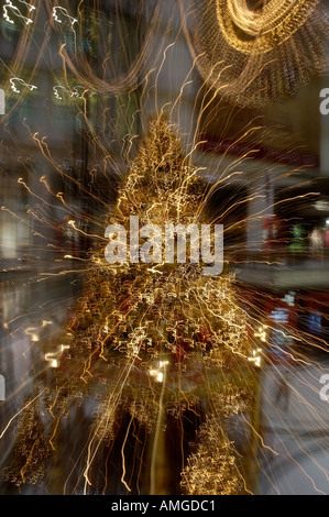 Albero di Natale di luci bianche lunga esposizione Toronto Canada nel centro Eaton Canada Foto Stock