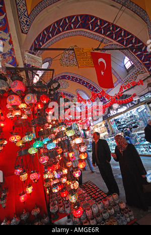 ISTANBUL, TURKET. Un negozio di vendita di vetro colorato lanterne in Grand Bazaar (Kapali Carsi). 2007. Foto Stock