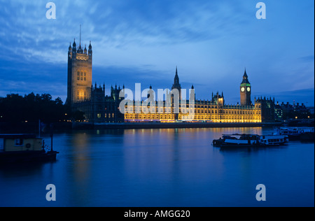 River Thames and Houses of Parliament a Westminster London UK Foto Stock