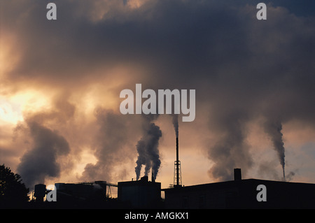 Fumaioli di fumo billowing in cartiera, Rumford Falls, Maine, Stati Uniti d'America Foto Stock