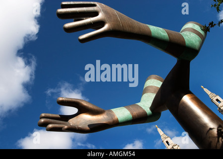 Scultura Moderna delle mani di raggiungere, con sala civica di Torri in giardini di Mandela Leeds West Yorkshire Inghilterra Foto Stock