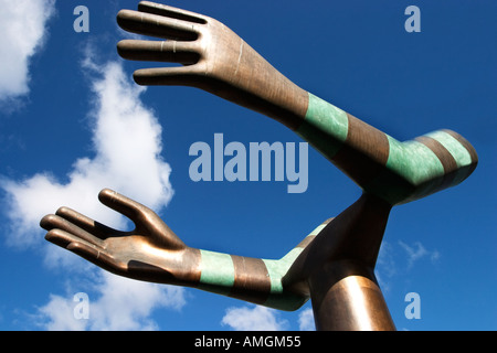 Scultura Moderna delle mani di raggiungere nei giardini di Mandela Millennium Square Leeds West Yorkshire Inghilterra Foto Stock